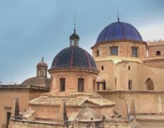 Descubre la majestuosa Basílica de Santa María en Elche: un imprescindible en tu viaje de turismo