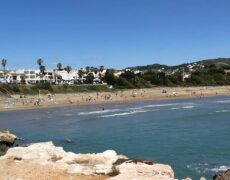 Descubre la belleza de la Playa de la Romana en Alcossebre: Un paraíso turístico para tus próximas vacaciones